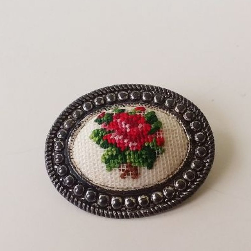 Pretty Petit Needlepoint Rose Brooch